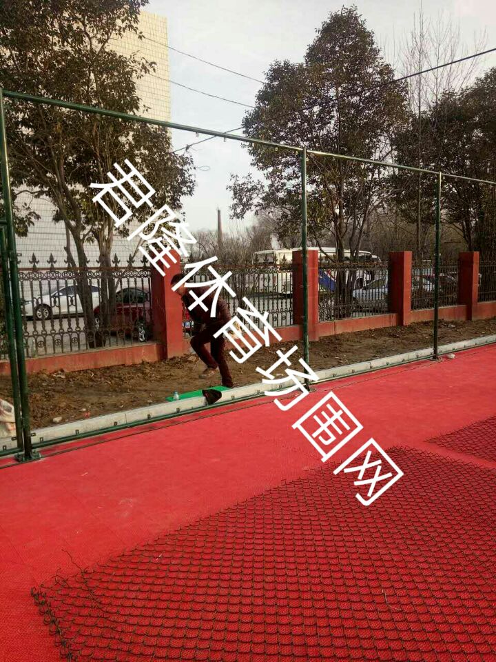 江蘇徐州450平米籃球場(chǎng)圍網(wǎng)按裝過(guò)程 江蘇徐州450平米籃球場(chǎng)圍網(wǎng)按裝過(guò)程